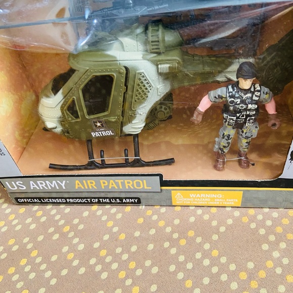 Official Licensed Product US Army Air Patrol Helicopter Vehicle & Figurine NIB - Picture 3 of 7
